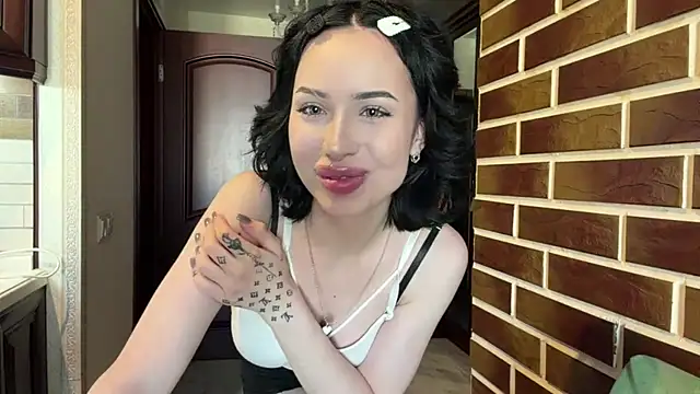 LouisiVuittoni online show from July 25, 2026, 4:24 pm