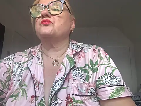 ExperiencedCurvyBelle online show from August 6, 2026, 6:03 pm