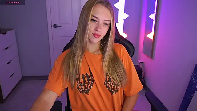 Snapshot of DanikaDillan chatting on October 19, 2025, 12:57 am DanikaDillan online show from October 19, 2025, 12:57 am