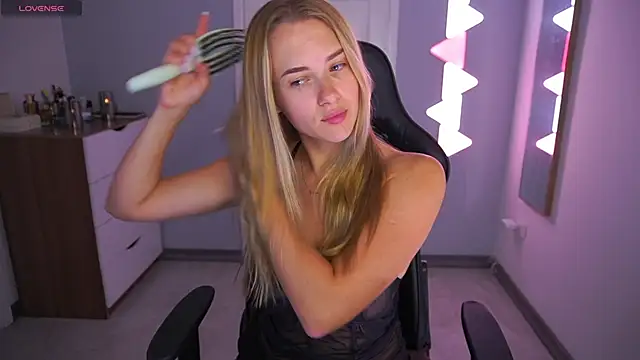 Snapshot of DanikaDillan chatting on October 14, 2025, 12:33 am DanikaDillan online show from October 14, 2025, 12:33 am