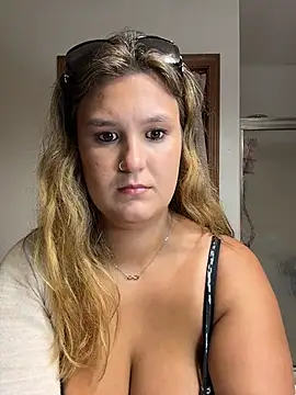 Snapshot of Latinamommy26 chatting on August 8, 2026, 3:02 am Latinamommy26 online show from August 8, 2026, 3:02 am