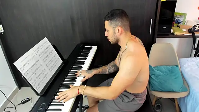 logan smith online show from December 18, 2025, 12:42 pm