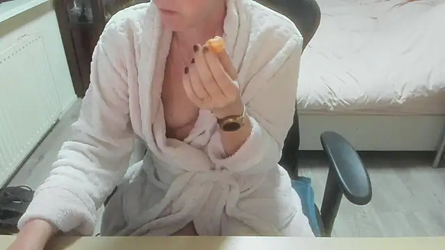 minoesje37 online show from March 21, 2026, 8:35 pm