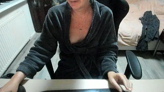 minoesje37 online show from October 20, 2025, 7:25 pm