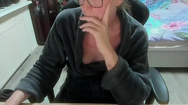 minoesje37 online show from March 2, 2026, 8:38 pm