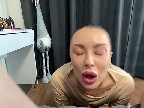 Snapshot of Blondeqlove chatting on January 30, 2025, 7:15 pm Blondeqlove online show from January 30, 2025, 7:15 pm