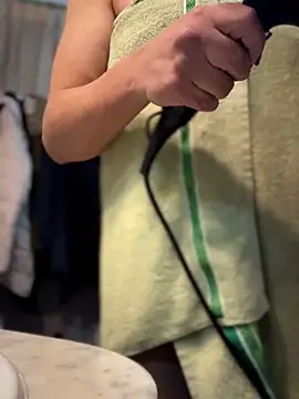 Snapshot of Chic_desire chatting on February 17, 2026, 6:05 pm Chic desire online show from February 17, 2026, 6:05 pm