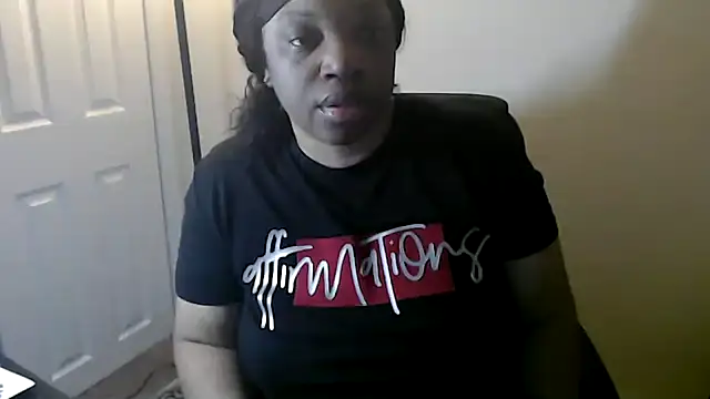 Snapshot of Sexymona1218 chatting on May 19, 2026, 5:03 am Sexymona1218 online show from May 19, 2026, 5:03 am