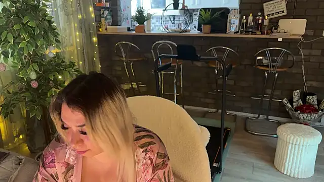 Snapshot of Monageil chatting on March 4, 2026, 10:01 am Monageil online show from March 4, 2026, 10:01 am