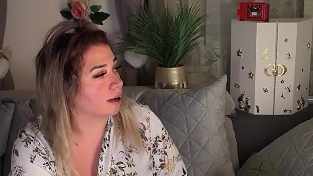 Snapshot of Monageil chatting on November 11, 2025, 8:03 pm Monageil online show from November 11, 2025, 8:03 pm