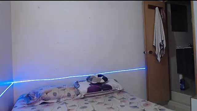 evolet01 online show from September 29, 2025, 4:45 pm