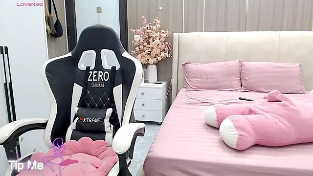 Snapshot of Hanako_love chatting on June 26, 2026, 12:27 am Hanako love online show from June 26, 2026, 12:27 am