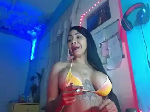 Snapshot of ERIKA-THEDOLL chatting on December 11, 2024, 11:21 pm ERIKA-THEDOLL online show from December 11, 2024, 11:21 pm