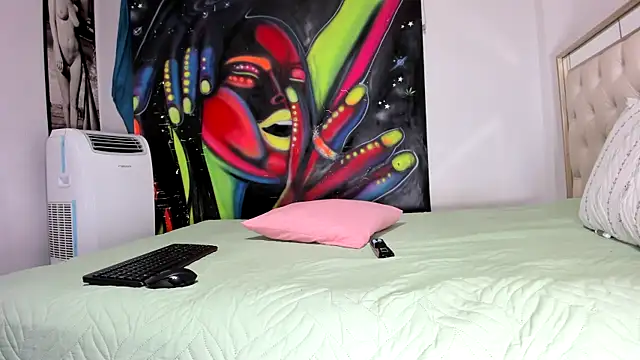 luna sexxy online show from April 29, 2026, 3:43 am