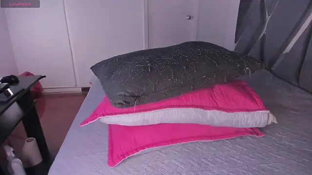 moonsweet1 online show from November 12, 2025, 5:28 pm