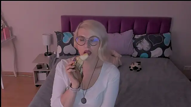 Snapshot of sabrinamacmarren chatting on February 22, 2025, 3:36 pm sabrinamacmarren online show from February 22, 2025, 3:36 pm
