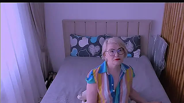 sabrinamacmarren online show from April 13, 2026, 9:13 am