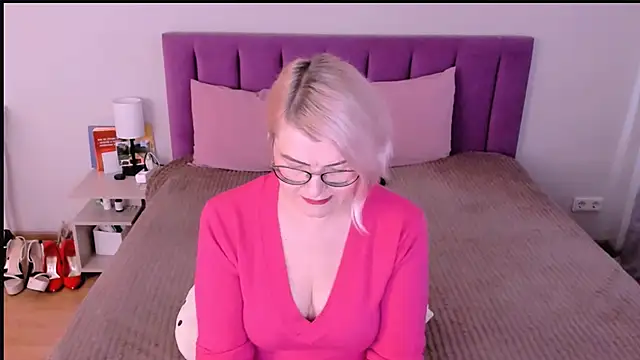 sabrinamacmarren online show from November 28, 2025, 8:03 am