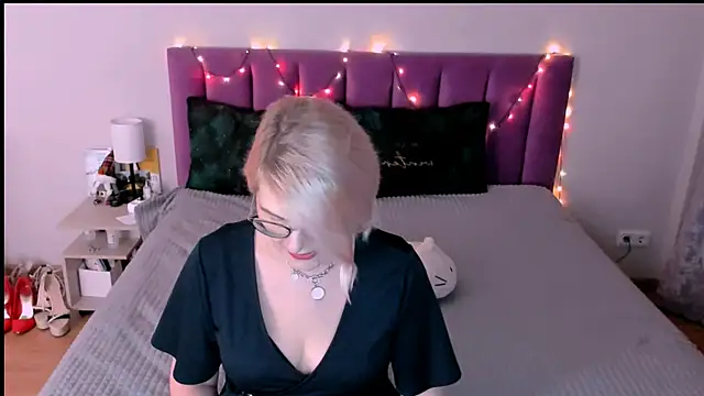 sabrinamacmarren online show from December 20, 2025, 4:10 pm