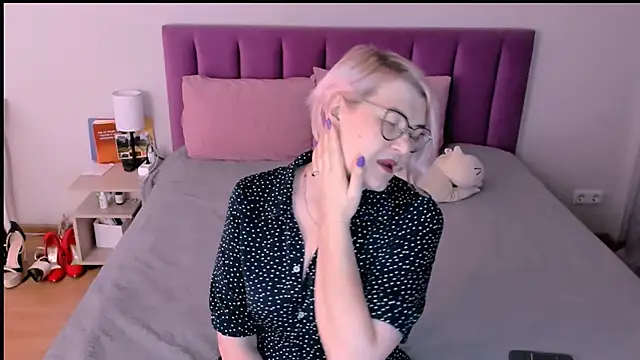 sabrinamacmarren online show from November 30, 2025, 1:12 pm