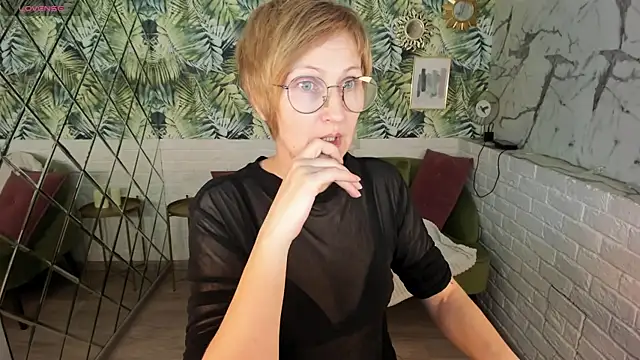 Paris Cherry online show from April 14, 2026, 4:06 am