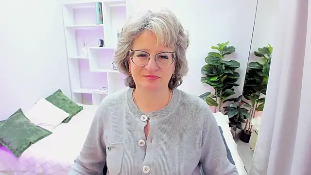 EvelynJoyful online show from December 4, 2025, 5:06 am