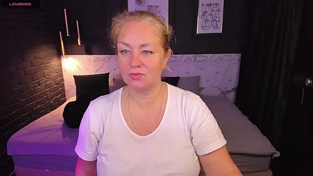 Snapshot of JenniferLight chatting on November 7, 2025, 1:15 pm JenniferLight online show from November 7, 2025, 1:15 pm