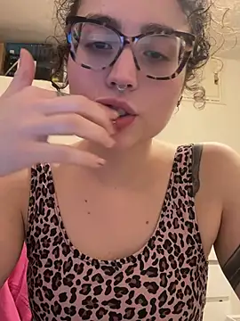 ladyturtle online show from April 28, 2026, 8:24 pm