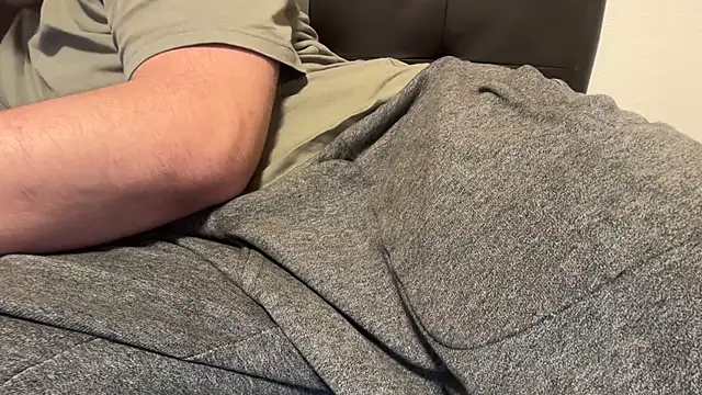 Snapshot of Thom422 chatting on November 19, 2025, 4:07 pm Thom422 online show from November 19, 2025, 4:07 pm