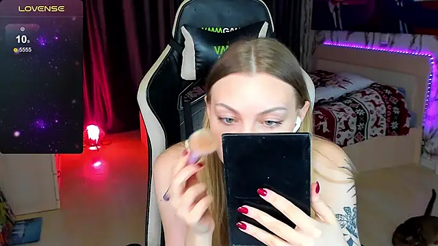 BiMolly online show from October 15, 2025, 8:50 pm