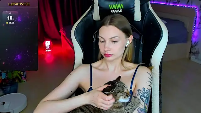 BiMolly online show from November 11, 2025, 1:39 pm