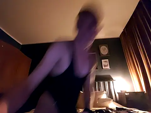 malpka25 online show from October 21, 2025, 7:13 pm