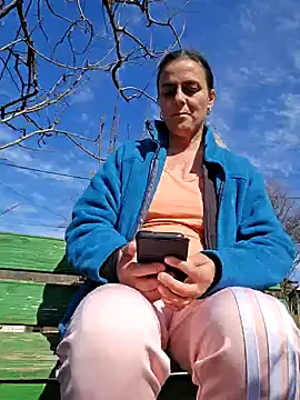 Snapshot of IsabelleCraft chatting on March 7, 2025, 10:35 am IsabelleCraft online show from March 7, 2025, 10:35 am