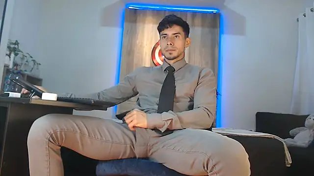 Andrew 4  online show from November 7, 2025, 4:06 am