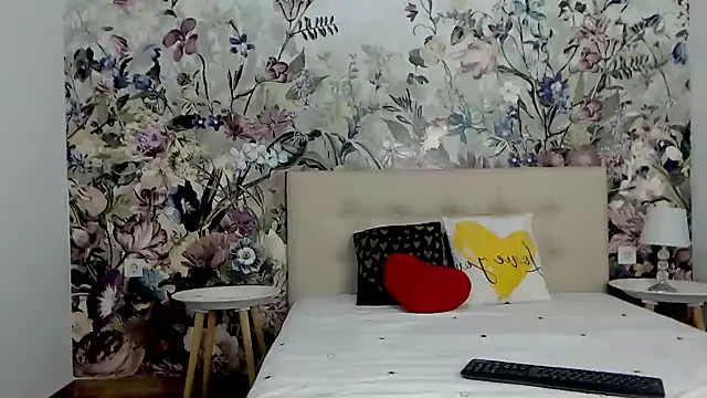 RoseDiamond06 online show from September 26, 2025, 8:59 pm