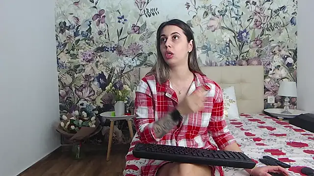 Snapshot of RoseDiamond06 chatting on February 16, 2026, 6:39 pm RoseDiamond06 online show from February 16, 2026, 6:39 pm