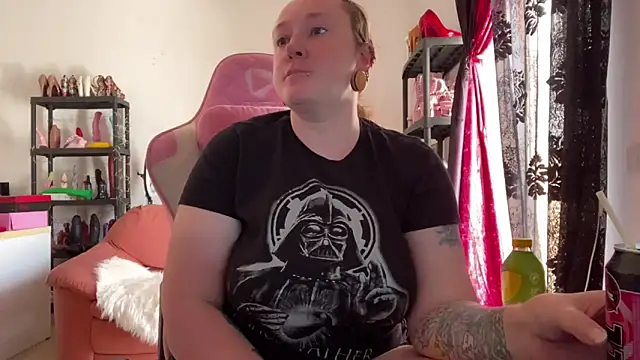 kisicaxx online show from April 15, 2026, 1:15 pm