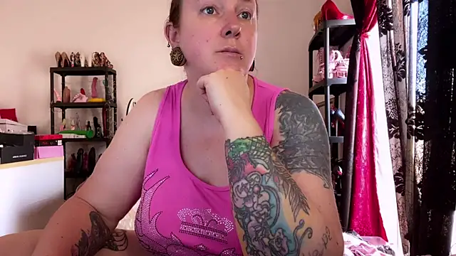kisicaxx online show from May 13, 2026, 1:29 pm