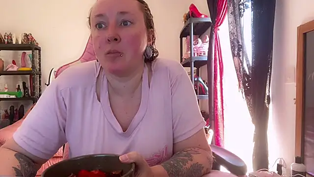 kisicaxx online show from June 10, 2026, 8:59 am