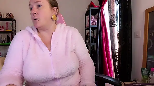 kisicaxx online show from November 13, 2025, 6:28 am