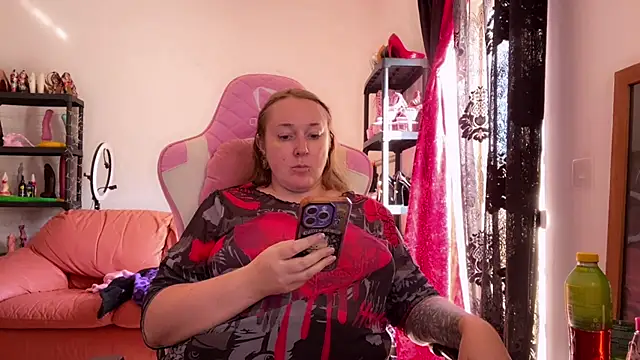 kisicaxx online show from October 31, 2025, 8:55 am