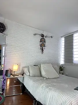 hollythomson online show from October 30, 2025, 12:03 pm