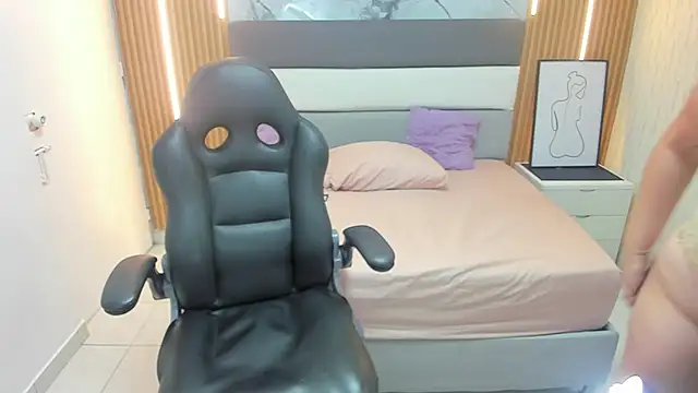 LEYNABRAUN online show from March 16, 2026, 12:31 pm