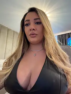 YaaraCollins online show from May 13, 2026, 4:25 pm