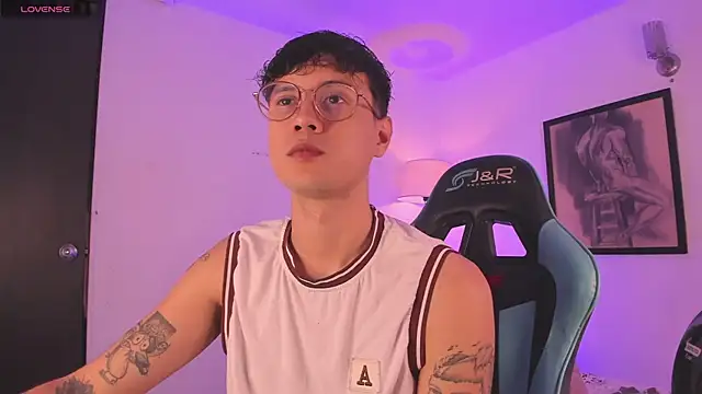 Snapshot of LeaneSeb chatting on October 2, 2025, 3:32 am LeaneSeb online show from October 2, 2025, 3:32 am