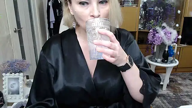 Mika Passion online show from December 21, 2025, 10:39 am