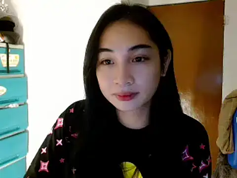 Snapshot of SweetLilly_18 chatting on January 8, 2025, 5:48 pm SweetLilly 18 online show from January 8, 2025, 5:48 pm