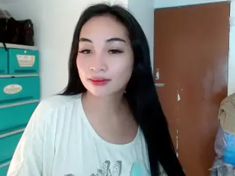 Snapshot of SweetLilly_18 chatting on December 21, 2024, 6:33 pm SweetLilly 18 online show from December 21, 2024, 6:33 pm