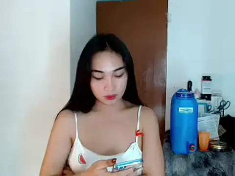 Snapshot of SweetLilly_18 chatting on January 3, 2025, 7:18 pm SweetLilly 18 online show from January 3, 2025, 7:18 pm