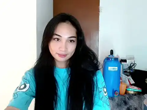 Snapshot of SweetLilly_18 chatting on January 7, 2025, 2:20 am SweetLilly 18 online show from January 7, 2025, 2:20 am